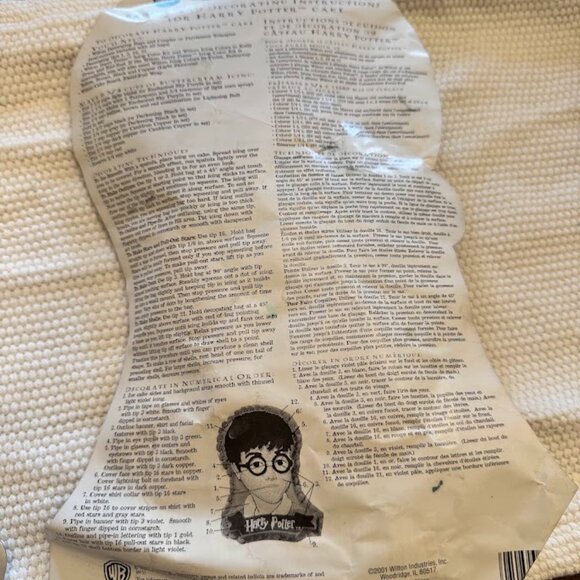 2001 Vintage Wilton Harry Potter Cake pan, Boy Wizard w Color Insert - Picture 4 of 4